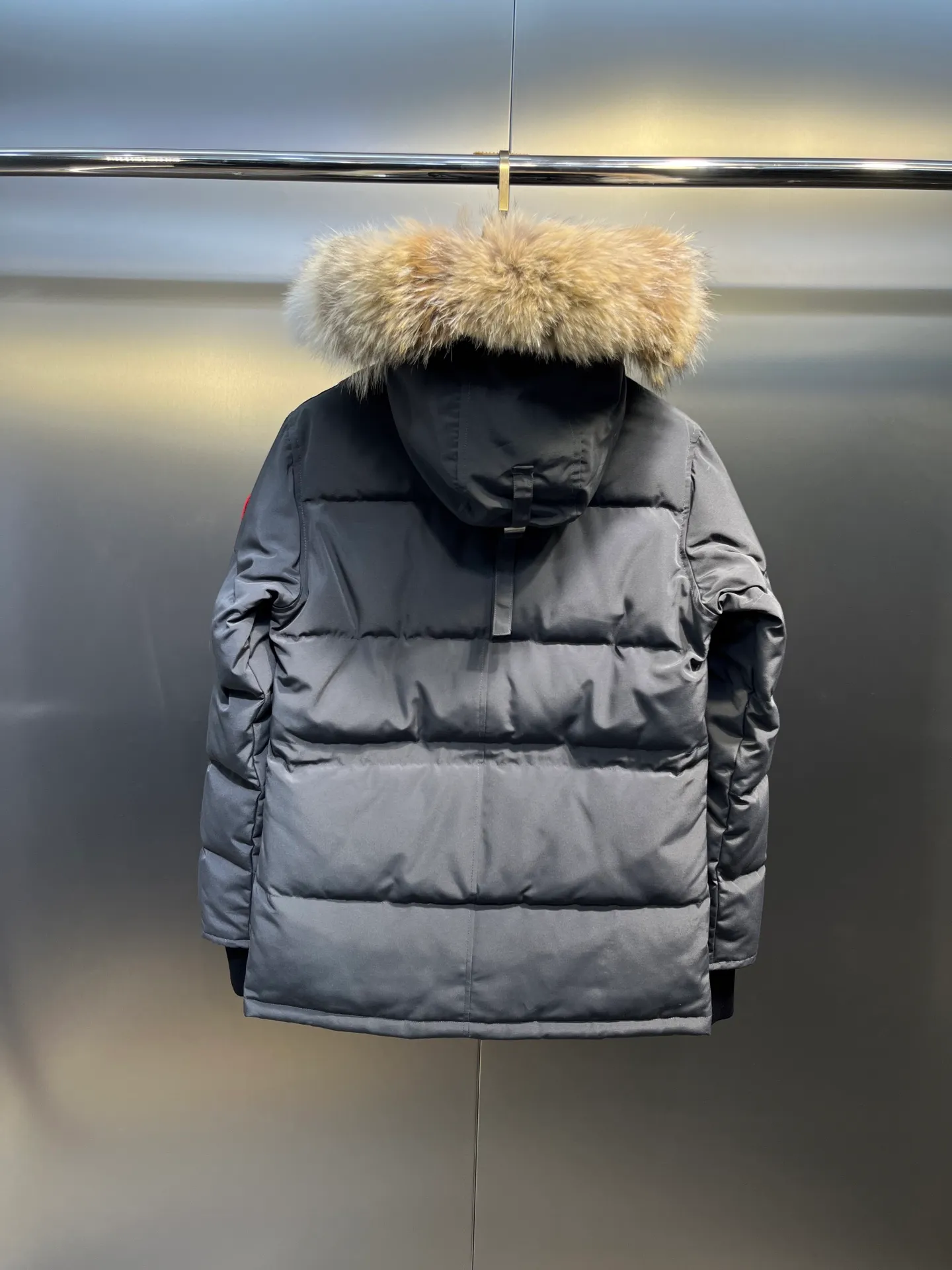 P860 Canada Goose Canada # Expedition04 Parker, a treasure of Canadian origin! Limited supply worldwide! Canada Goose Model 04 is a top-notch couple model, polar cold-proof outdoor series fur collar detachable hooded parka down jacket, the first Goose in 2024. I hope my partners like the top quality, and I hope everyone can evaluate it together! The most popular cool items of the Big Goose family in 2024 are online. The same popular product of Yi Yang Qianxi is said to be a joint limited edition Big Goose that cannot be bought in autumn and winter. If you dislike the sameness of the Big Goose in the past, then this model will definitely give you a different experience! This year's most powerful couple's collection for autumn and winter is online, a top-notch luxurious ready-to-wear style, paired with an outdoor warm down jacket with great style and charm! The most standard and classic items of the Daye family in the past two years are equipped with unique reflective stripes for embellishment, which further shows the high-end fashion performance effect. With the embellishment of hardware buckles, it has excellent performance effect. The upper body is clean, simple and elegant, even for urban leisure. It is suitable for various occasions. Designed with large pockets, this model has a large capacity and is equipped with reflective stripes, making it safer at night. It is suitable for various adventure activities. It is made of windproof and waterproof technical materials. The interior is filled with full white duck down, which is absolutely cold-proof and warm. It also has a stand-up collar design and fine fluff at the collar, with meticulous attention to detail! The charm of this model is also more spiritual, and the upper body has more temperament and specifications. It perfectly shows the ultra-high standard of fashionable performance of this model, integrating outdoor and life, and you can even create high-street wear! The most pinnacle limited-edition goose that we have presented so far, both in terms of design and detailed materials, it is completely outstanding. The grand and evergreen version design is matched with cool reflective elements. The overall appearance can be said to be quite high, and it has that kind of powerful outdoor performance! It combines high-end casual attributes with high-street style. It is high-grade, domineering, warm, and beautiful. The visibility of the upper body is quite strong, and the configuration of the owl element is highly brand-recognizable. It fully complements the overall brand performance and visual effects, and also has the high-end sense of fashion and fashionable performance. It is a must-buy product because it is the most awesome down brand on the planet and one of Canada's three national treasure brands. It is also a sentimental down luxury brand. In the field of polar cold-proof clothing, Goose has made an irreplaceable contribution... Size: xs s m l xl